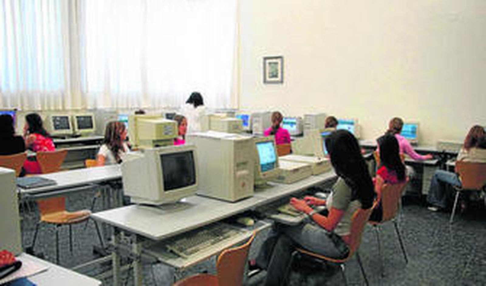 Aula de informática, sólo con alumnas, en el Colegio Albaydar.