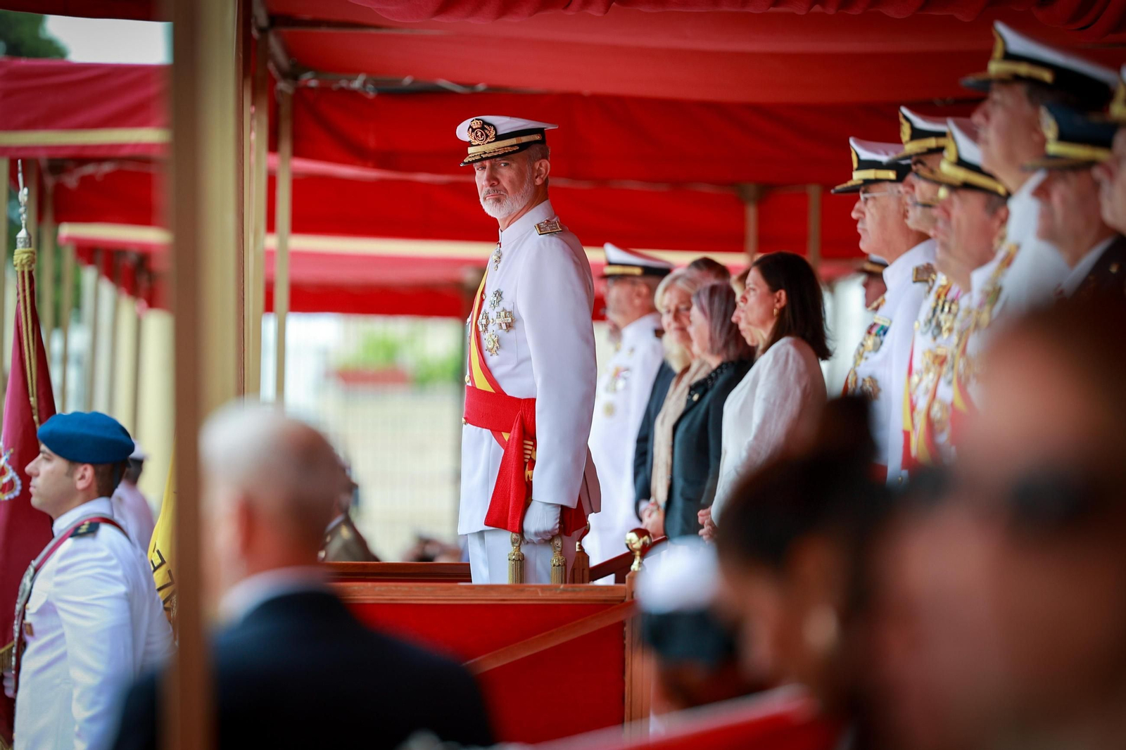 Las imágenes de la entrega de despachos a los nuevos suboficiales de la Armada que ha presidido el Rey en San Fernando