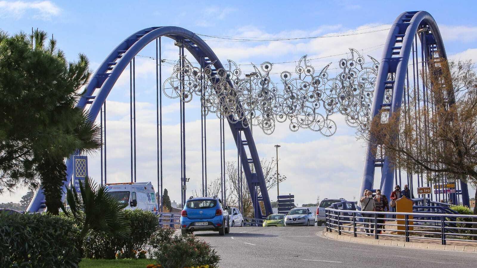 Motivos especiales del alumbrado que se han instalado este año en el Puente Azul.