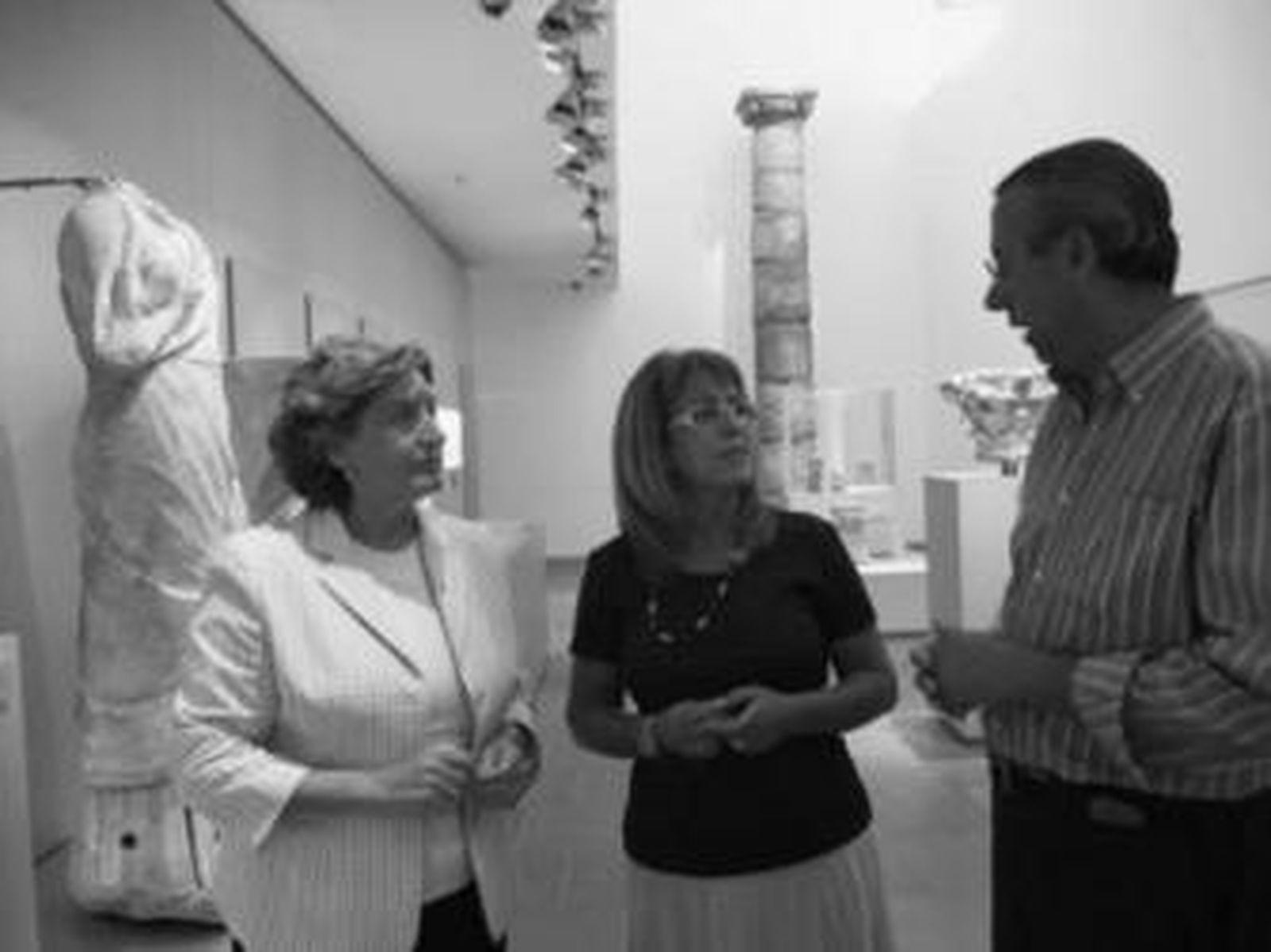 Guadalupe Ruiz y Yolanda Peinado charlan con el director de Baelo Claudia, Ángel Muñoz.