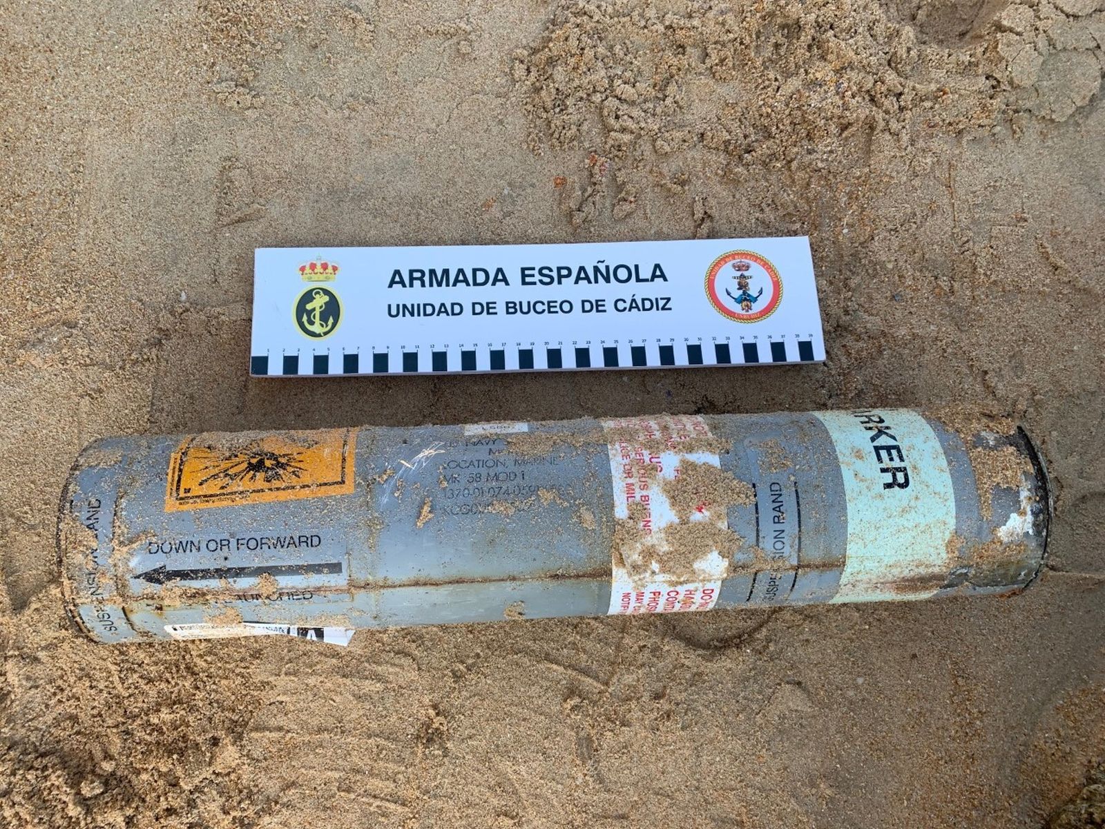 La bengala MK-58 encontrada en la playa.