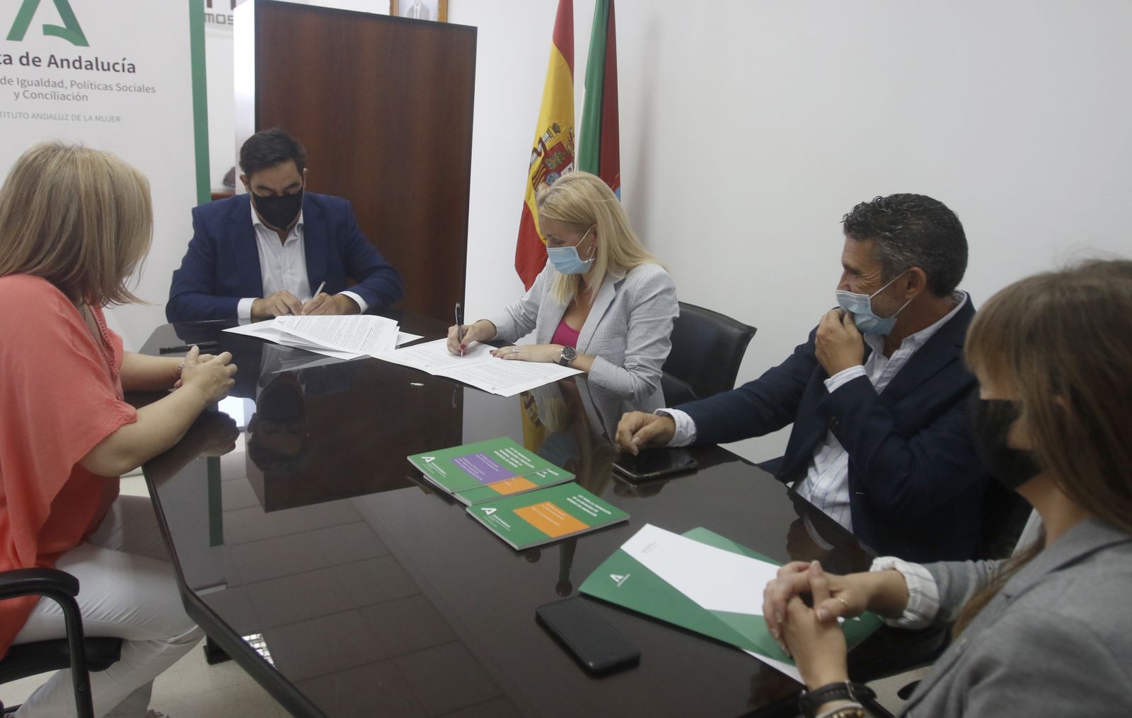 La directora del Instituto Andaluz de la Mujer (IAM), Laura Fernández, junto al presidente de la Asociación de Trabajadores Autónomos de Andalucía (ATA Andalucía), Rafael Amor, firmando el acuerdo de colaboración.