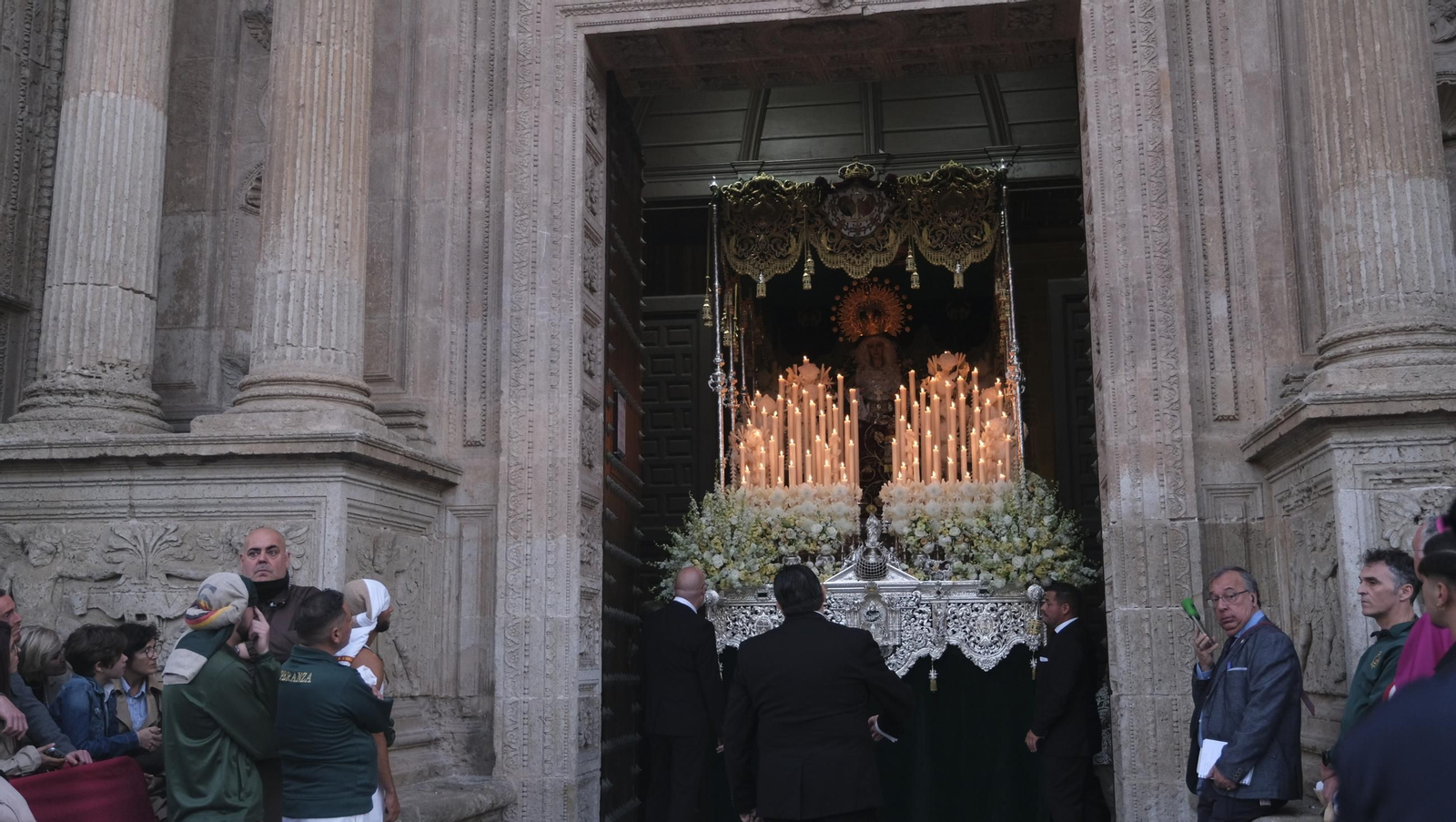 Estudiantes en la Semana Santa de Almería 2025