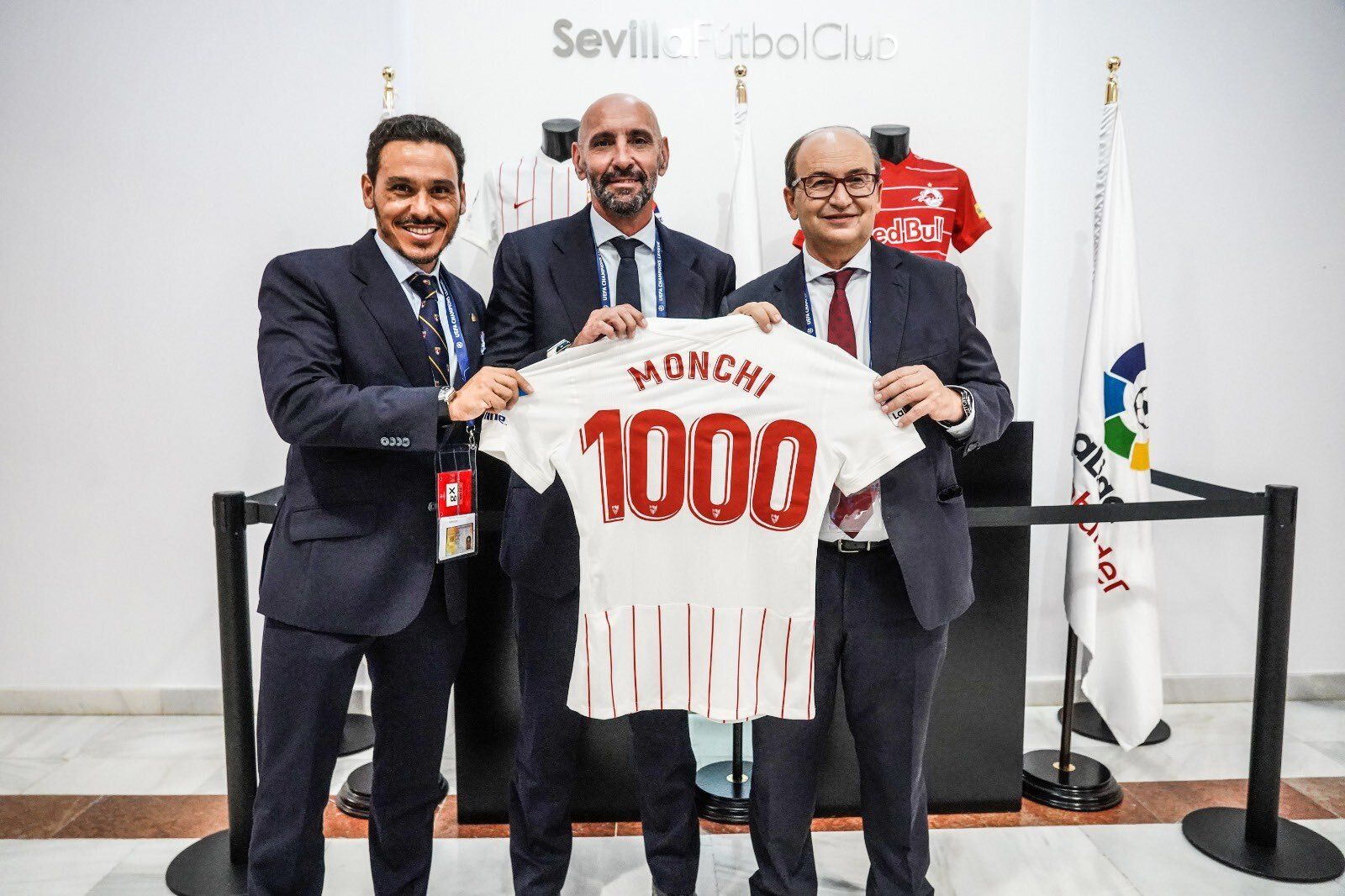 Monchi recibe la camiseta con su marca milenaria de Del Nido Carrasco y Monchi.