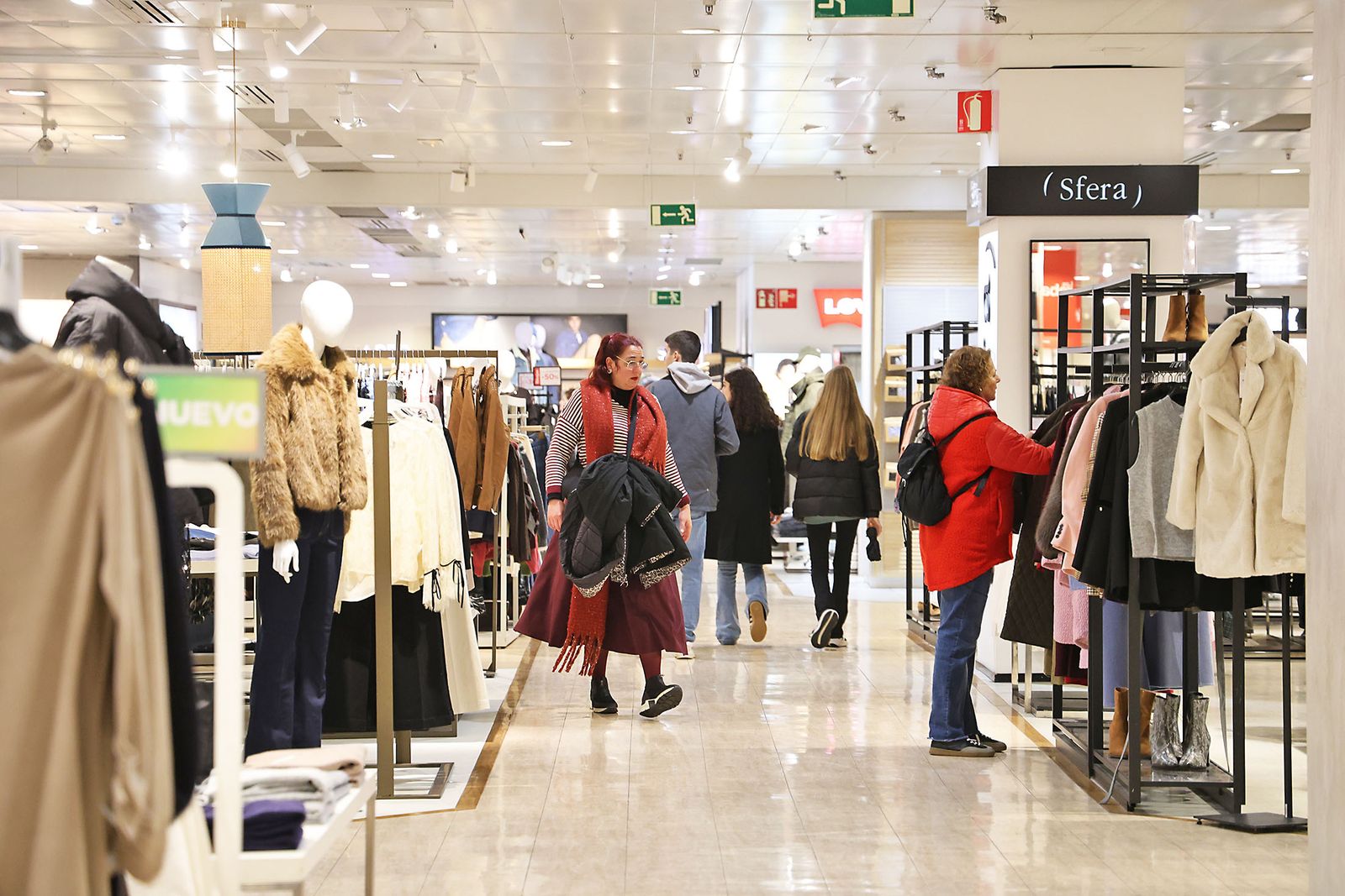 Las fotos del primer día de rebajas en El Corte Inglés de Huelva: frío, colas y descuentos