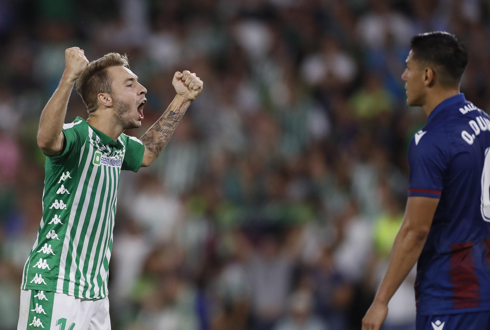 Loren celebra con vehemencia uno de sus dos goles ante Óscar Duarte.