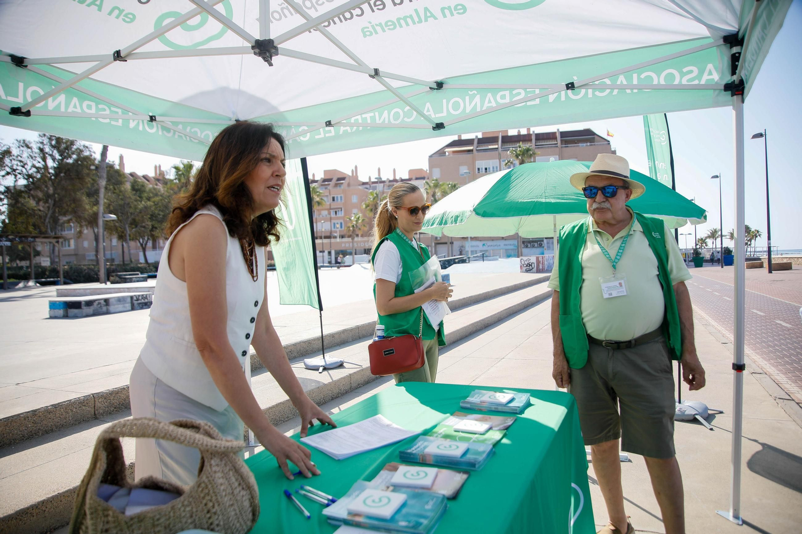 Las imágenes de la carpa informativa sobre prevención del cáncer de piel en Almería