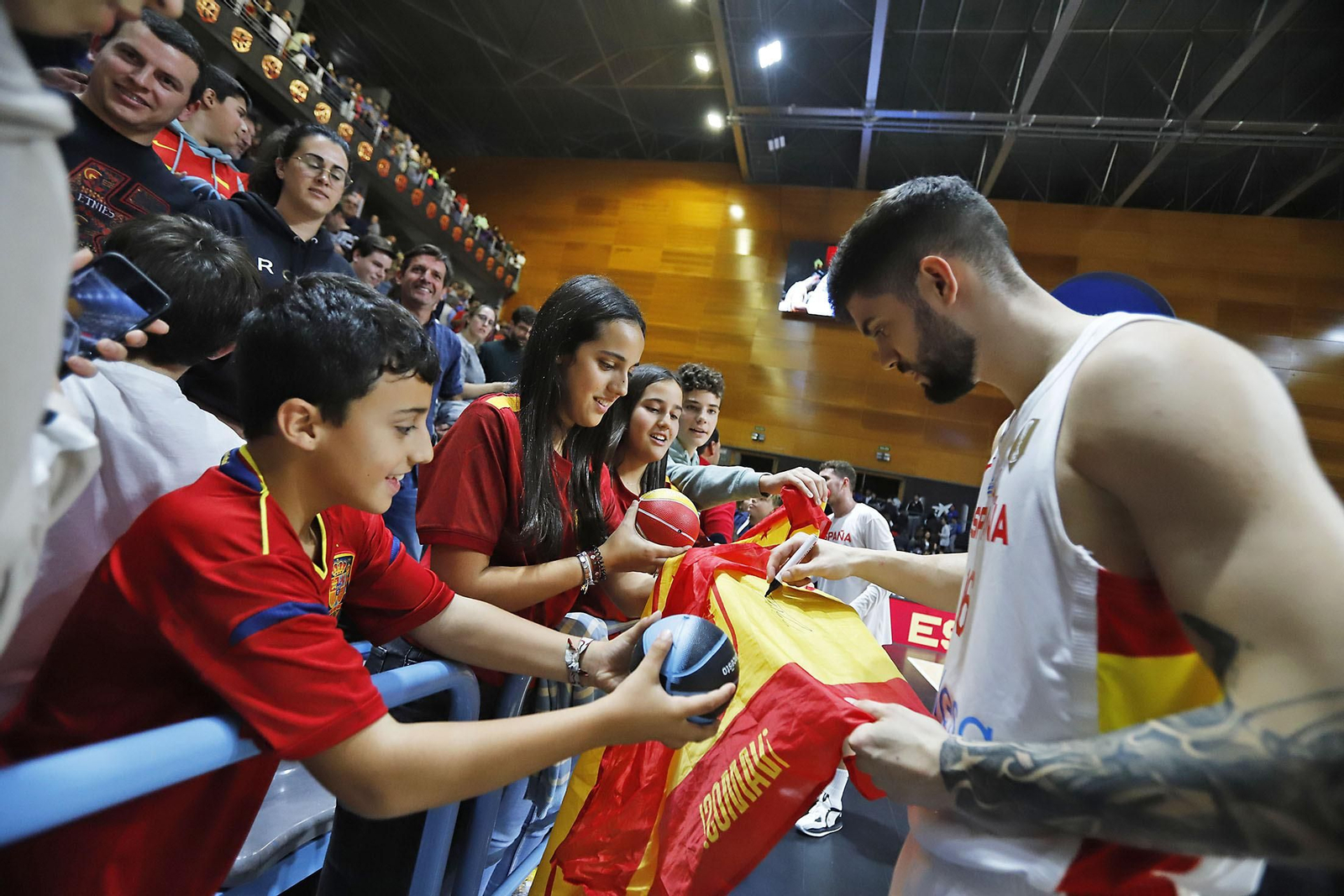 Imágenes de la celebración de la selección Española de baloncesto por certificar su pase con una victoria ante Paises Bajos Imágenes de la celebración de la selección Española de baloncesto por certificar su pase con una victoria ante Paises Bajos