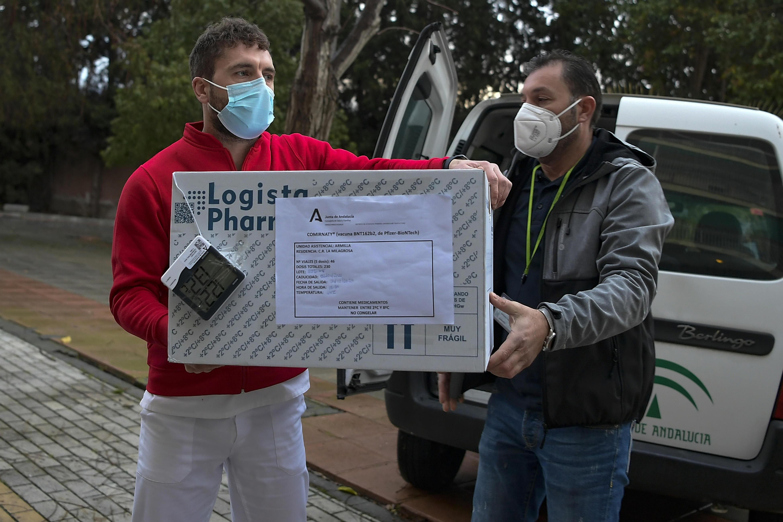 Fotos: segundo día de vacunas en Granada