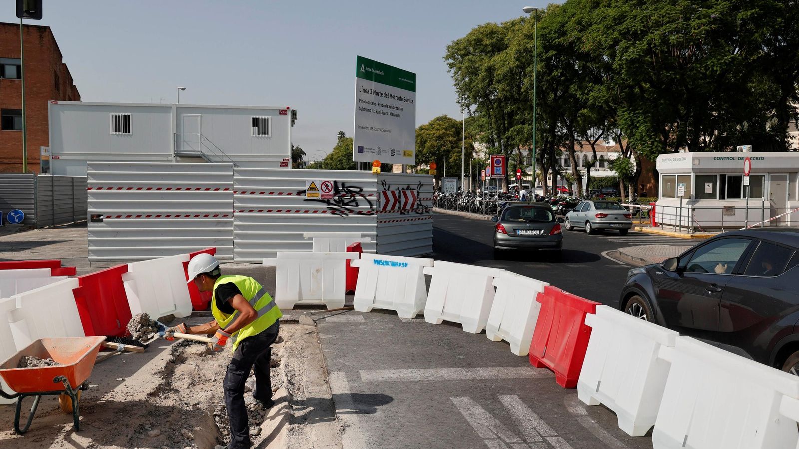 El enorme cajón de obras para la estación Hospital Macarena deja un solo carril para circular.