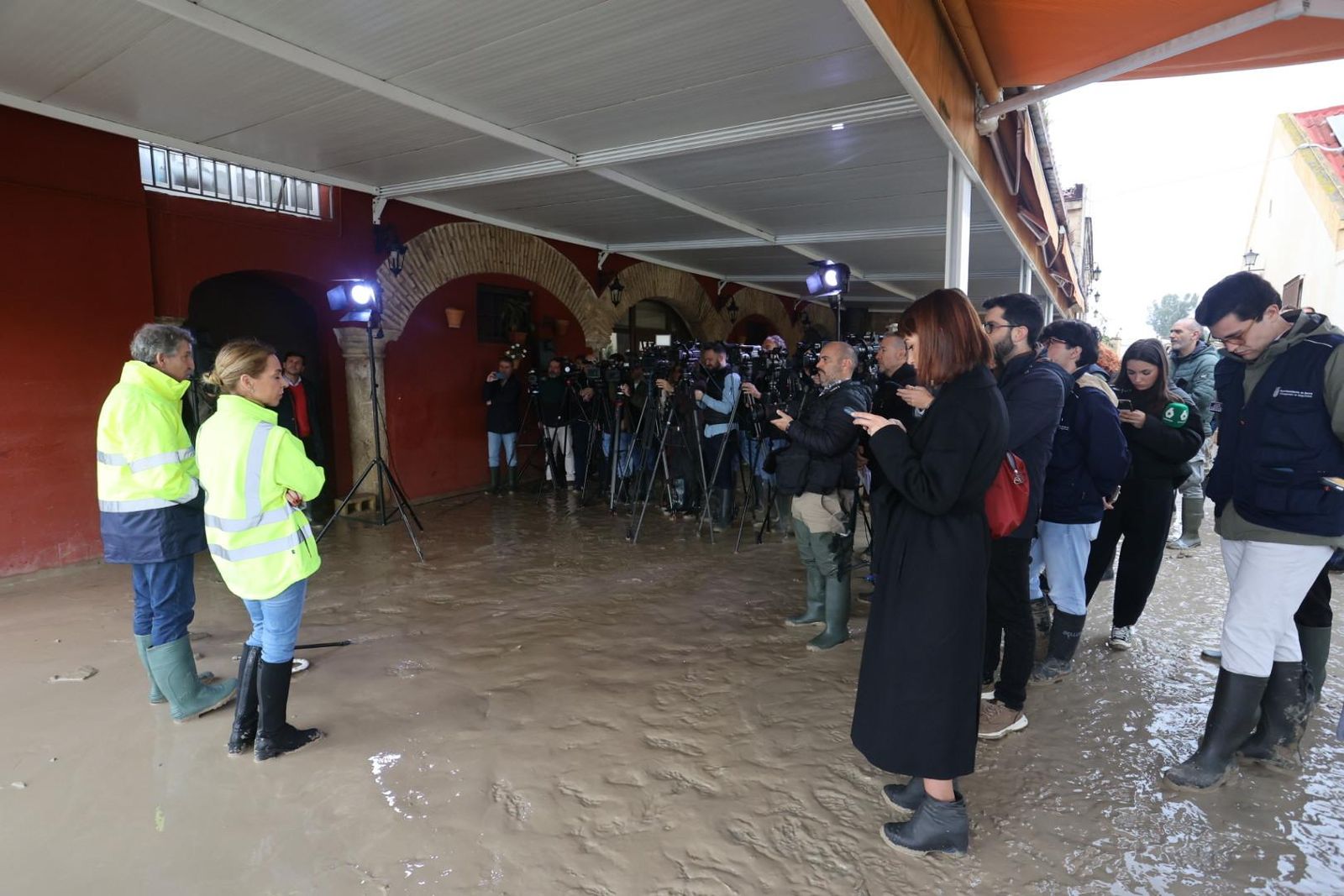 Imágenes de la visita de Alberto Núñez Feijóo y Juanma Moreno a las zonas inundadas de Jerez