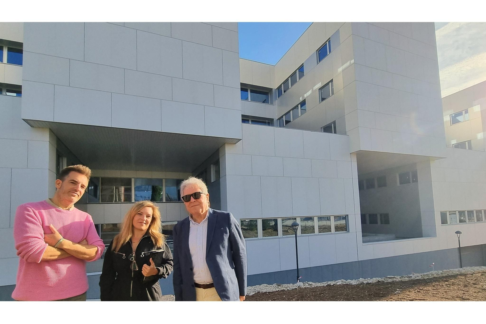 El equipo de Arquitrabe junto al edifico IDI+TIC+Ciencias de la Salud, en Jaén.