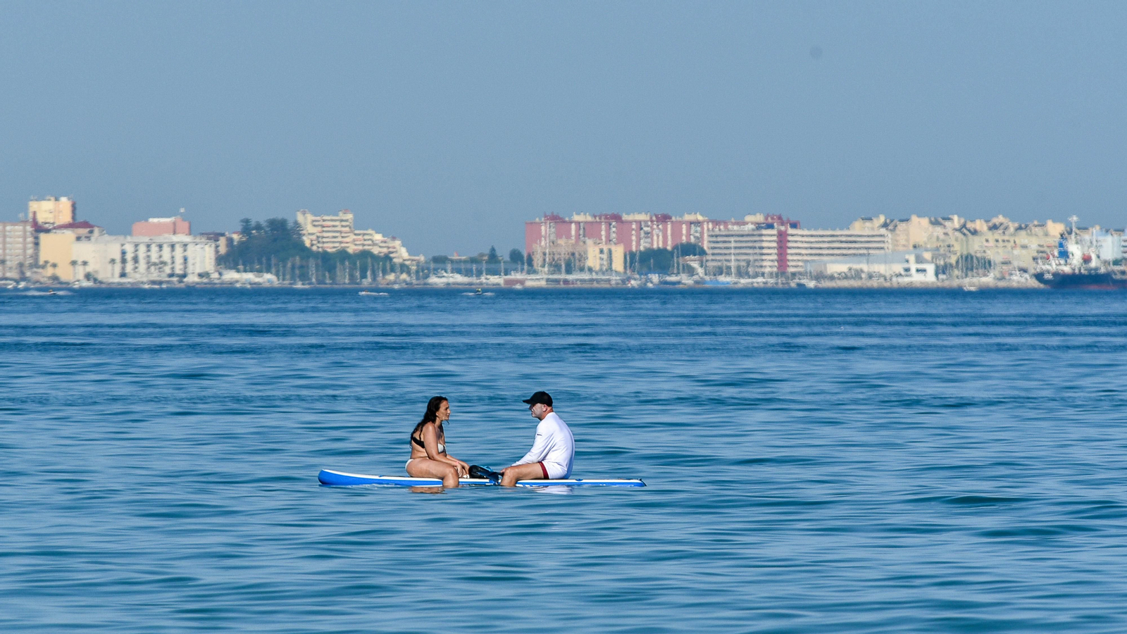 Fotos de la tarde en la playa del El Rinconcillo en plena ola de calor