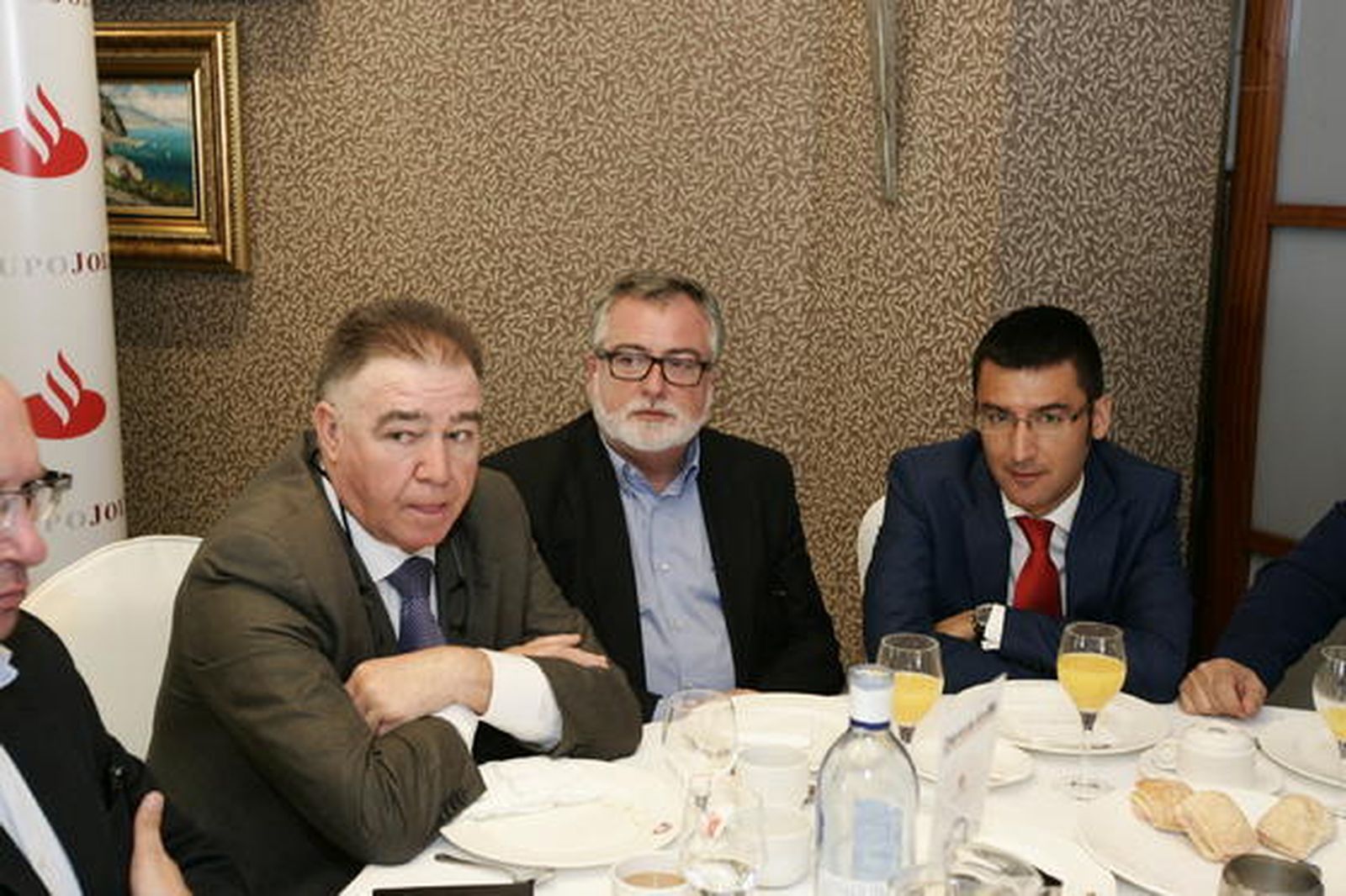 José Martínez compartió mesa en el desayuno con José Félix López y Pablo Cantero  Foto: Javier Alonso / Rafael G.