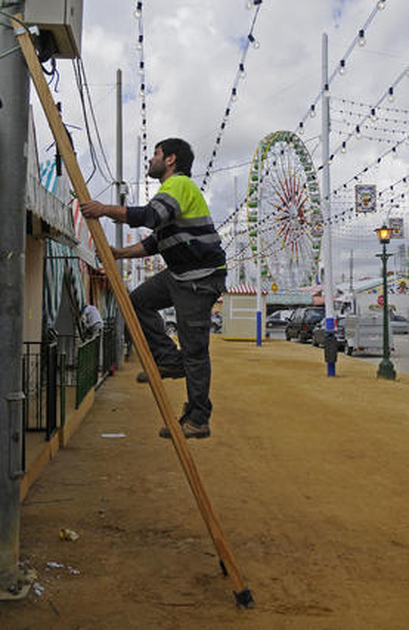Operarios ultiman los trabajos en el suministro eléctrico.

Foto: Juan Carlos  Vázquez