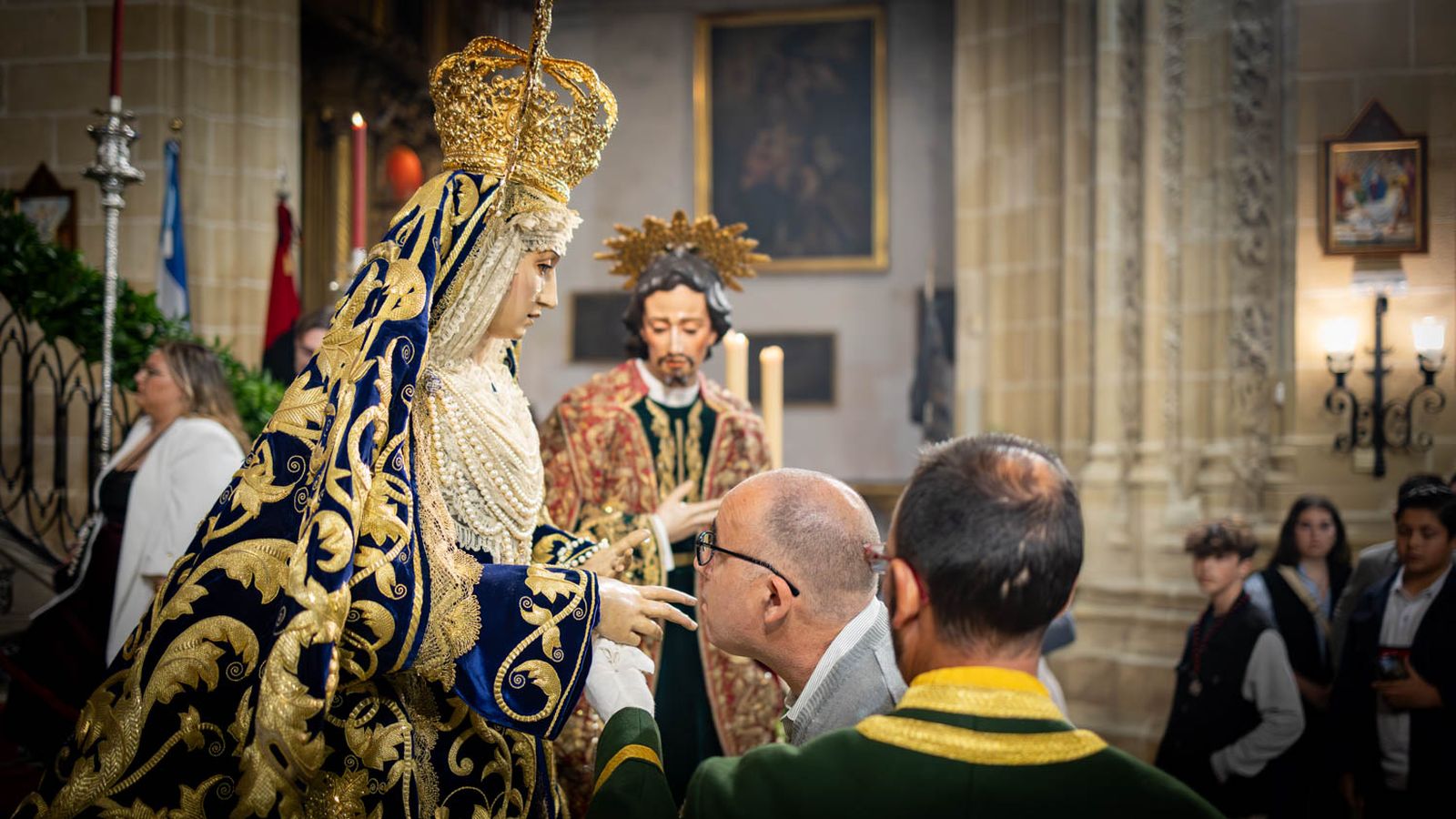 Los besapiés y besamanos del Domingo de Pasión en Jerez, en imágenes