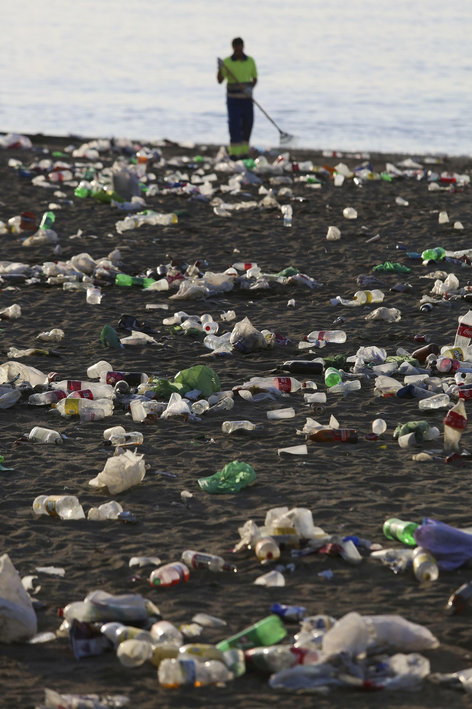 Las fotos de la basura en las playas de Málaga tras San Juan