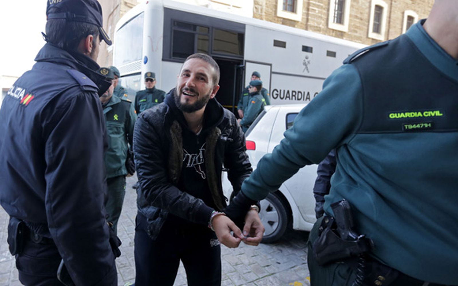 Iván Odero, custodiado por la Guardia Civil, al entrar en la Audiencia Provincial para ser juzgado por la causa que ahora le ha llevado a prisión. /Lourdes de Vicente