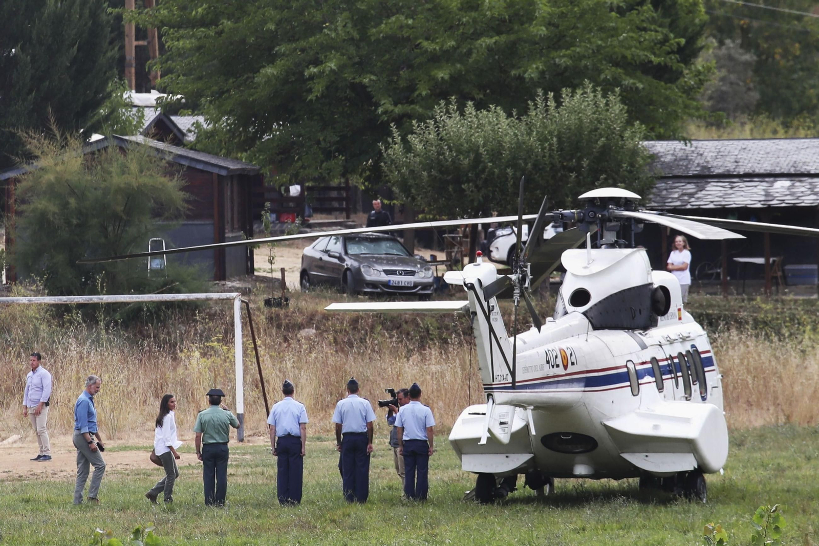 Las fotos de la visita de los Reyes a las zonas afectadas por los incendios en Sanabria y Las Médulas