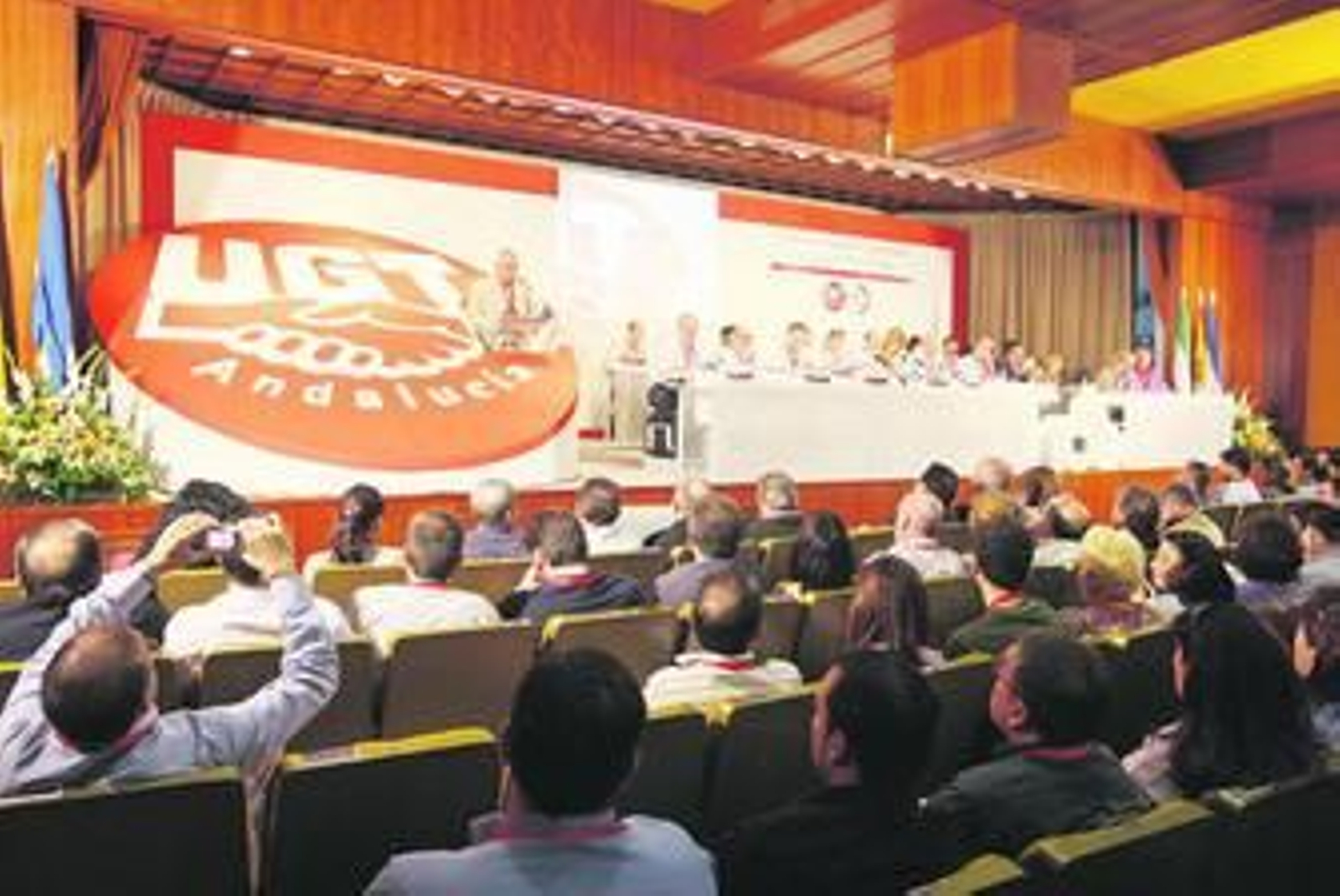 Primera sesión del segundo congreso de FES-UGT ayer en el salón cultural de Cajasol. Primera sesión del segundo congreso de FES-UGT ayer en el salón cultural de Cajasol.