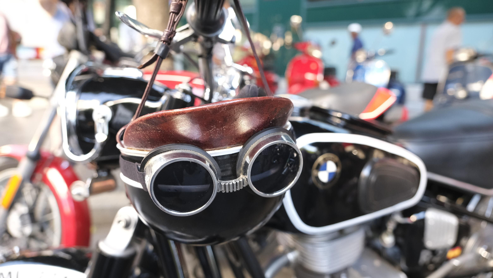 Las motos antiguas dan brillo a la Feria de Almería