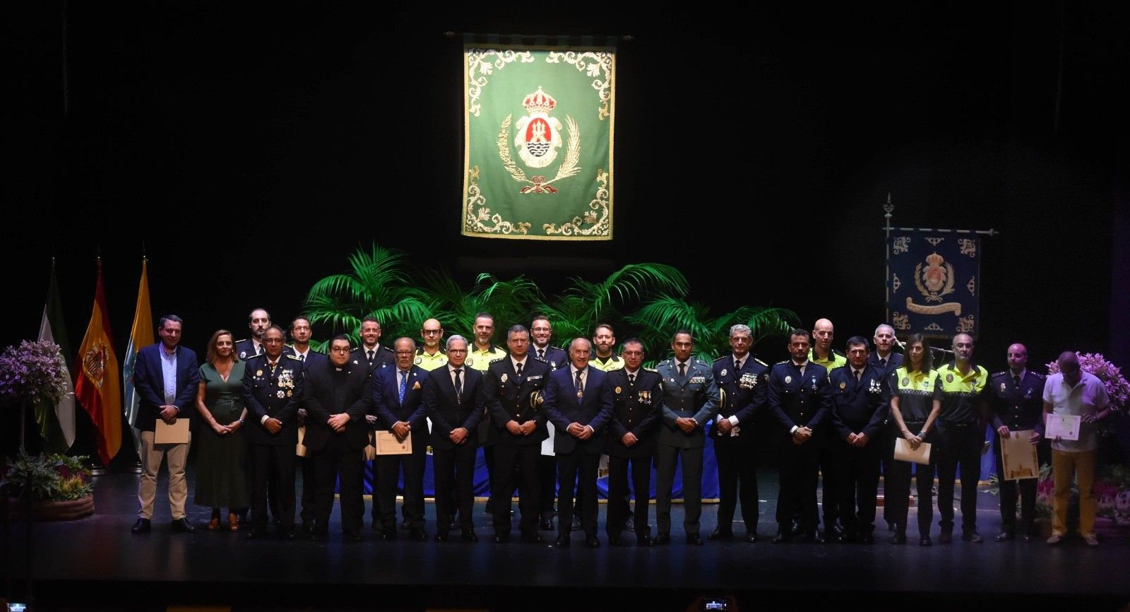 Los agentes condecorados en el acto celebrado en el Teatro Florida, este viernes.