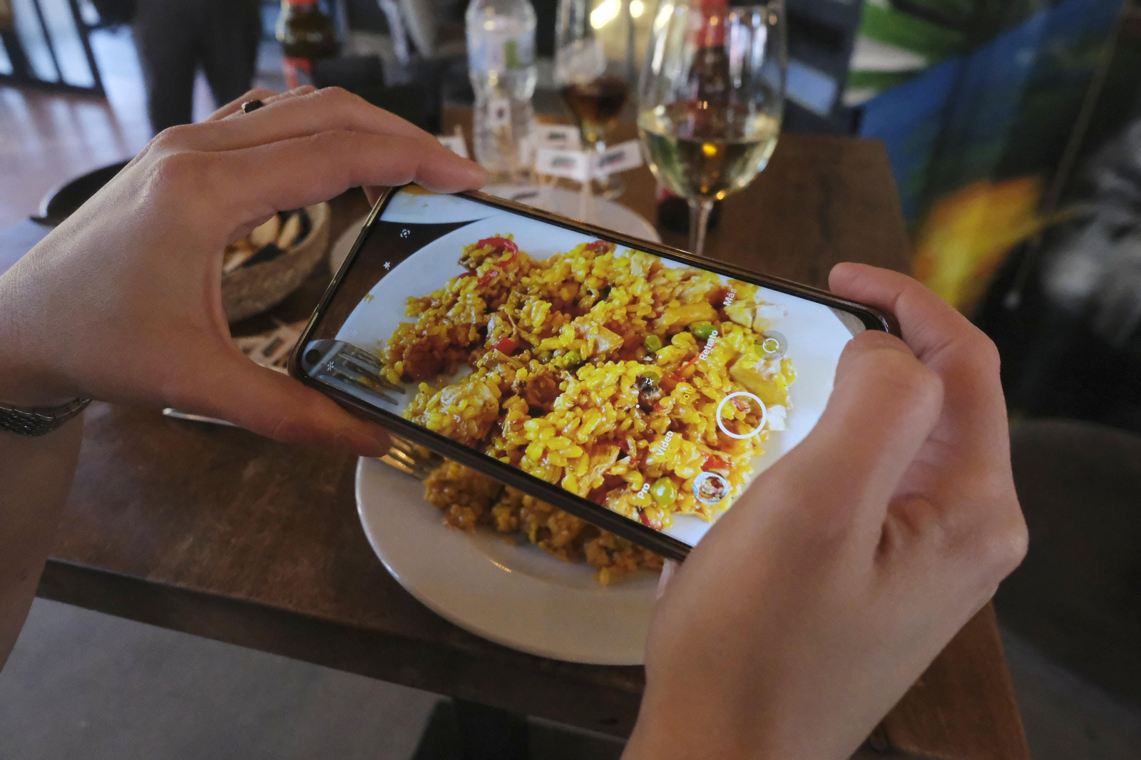 La jornada del perol cordobés en el Mercado Victoria, en imágenes