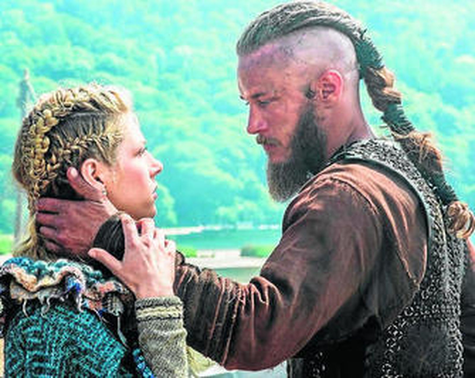 Protagonistas de 'Vikingos': Lagertha (K. Winnick) y Ragnar (Travis Fimmel).