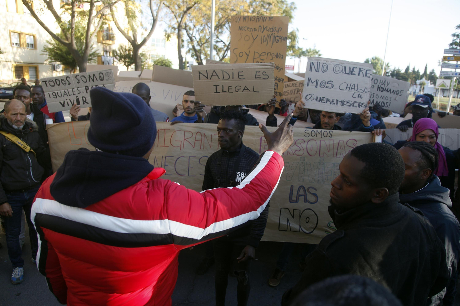 Marcha de inmigrantes reclamando el acceso a una vivienda digna en Lepe.