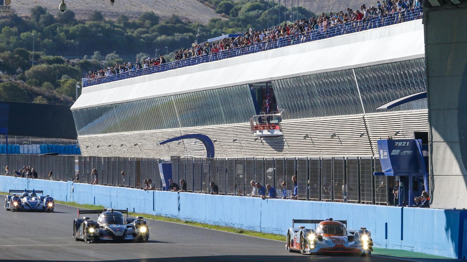 El público siguió la carrera de la Master Endurance en la terraza de boxes.