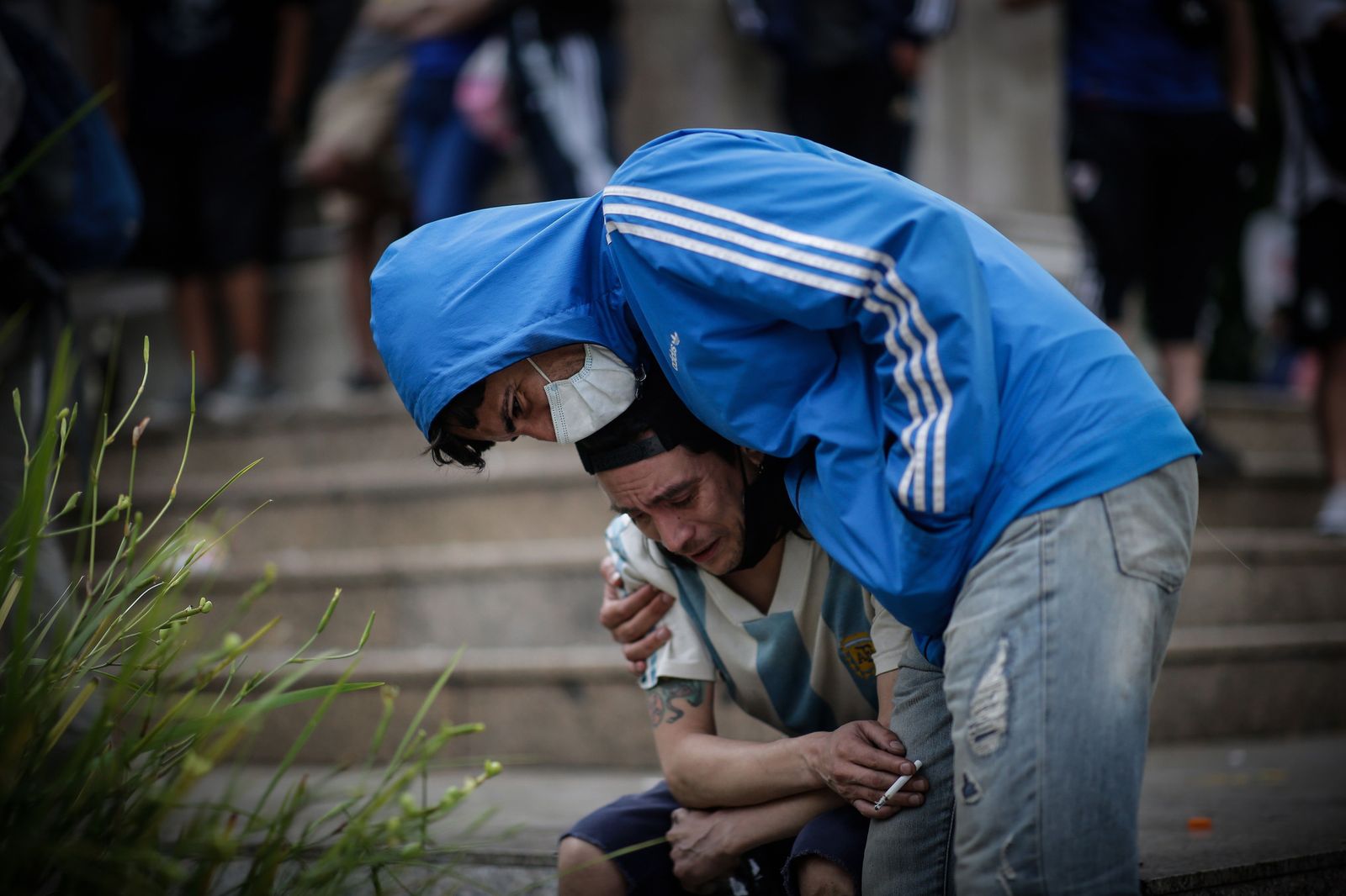 Fotos de los incidentes ante la capilla ardiente de Maradona