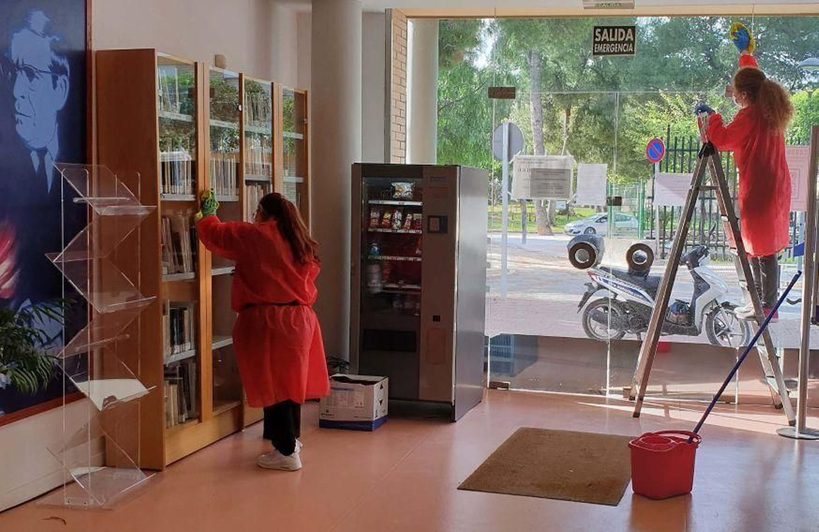 Labores de desinfección en la Biblioteca Ricardo Molina