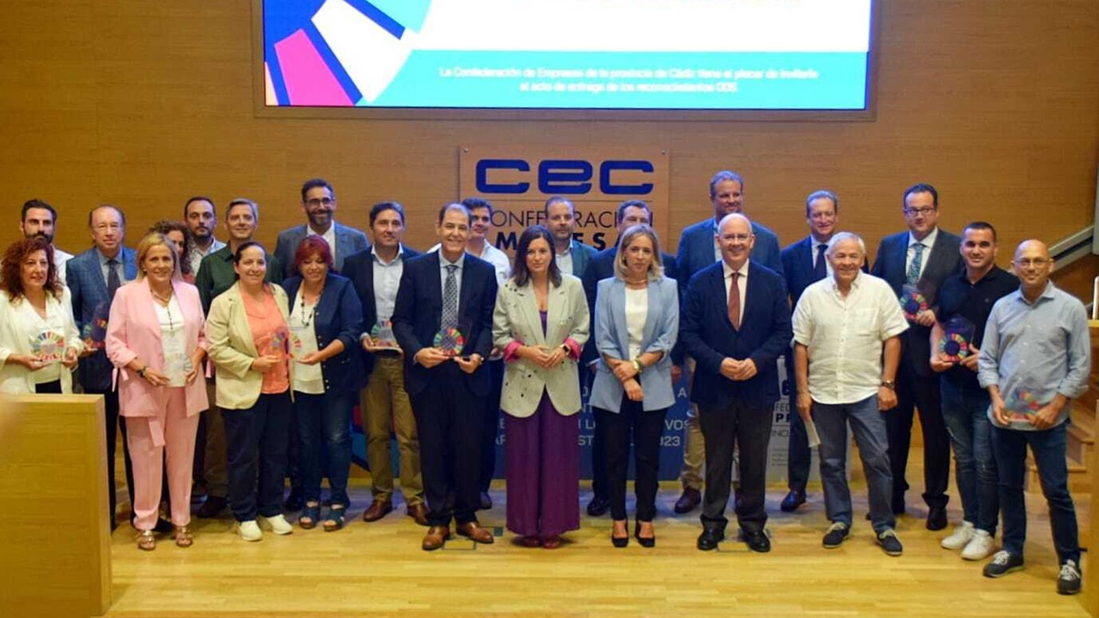 Foto de familia con todos los premiados de la CEC.