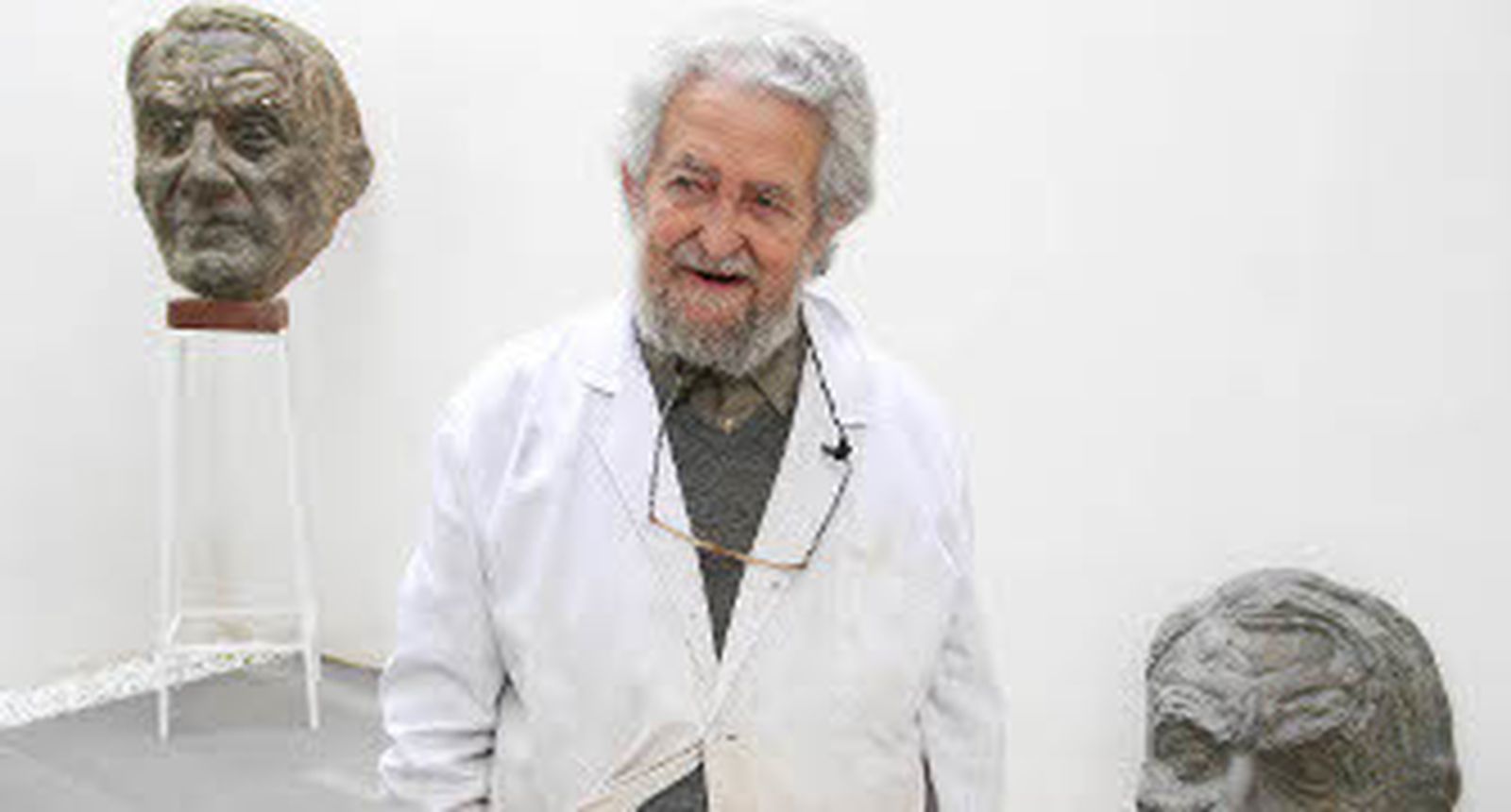 Nicomedes, en su casa-estudio de la calle Lira a la que llegó en 1964, entre dos Picassos de bronce. / Belén Vargas