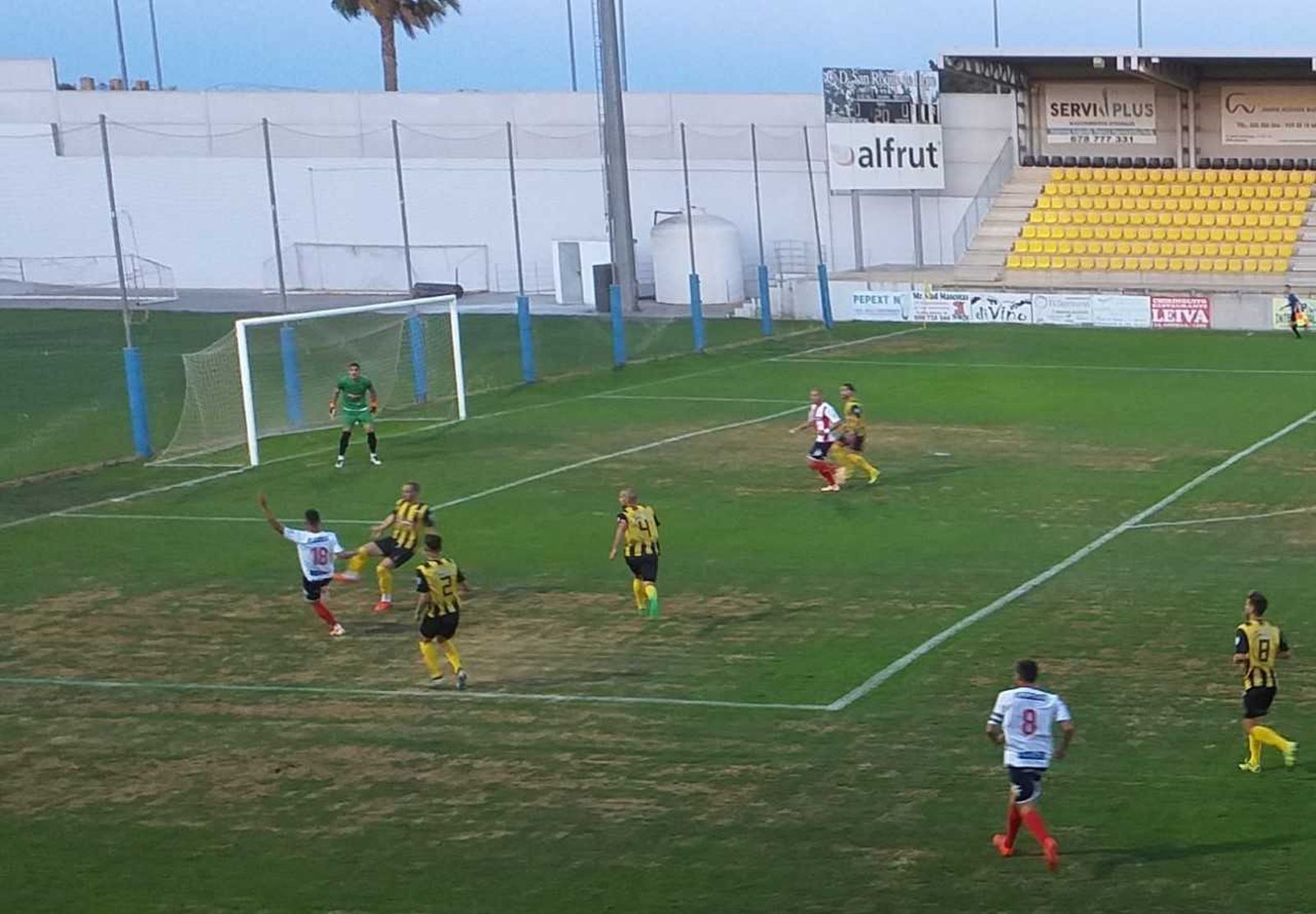 El San Roque y el Algeciras, durante un lance del trofeo jugado en Lepe.