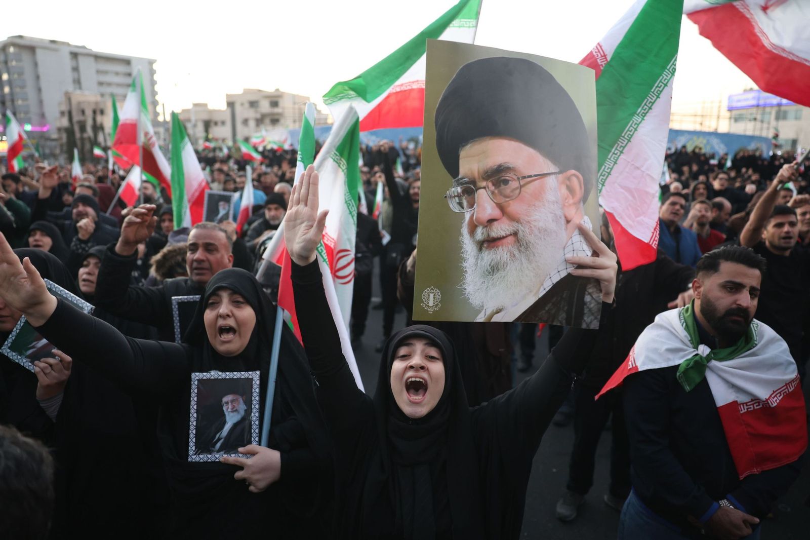 Partidarios del régimen irarní lloran la muerte de su líder supremo, Alí Jamenei.