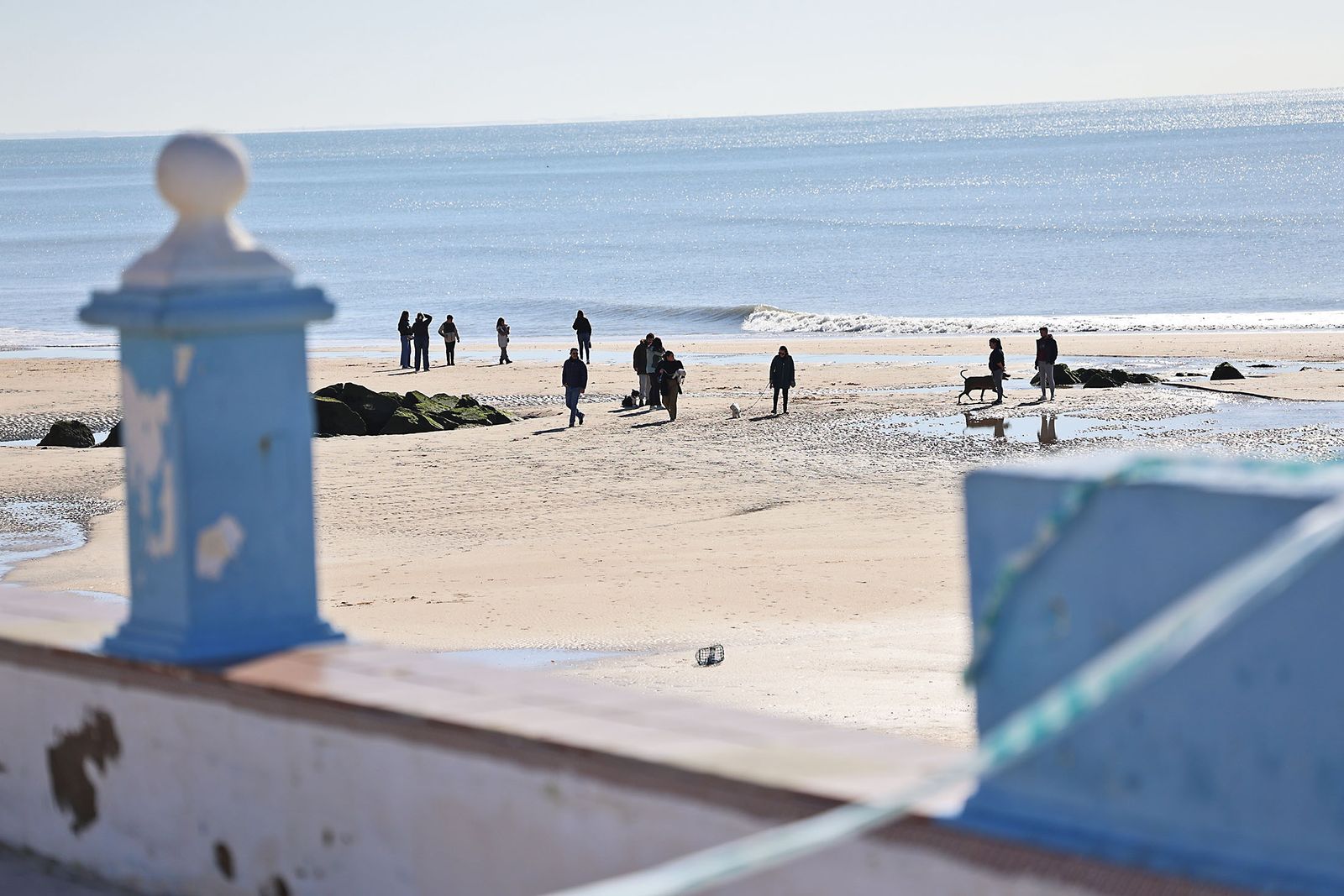 Fotografías de la concentración de los vecinos de Matalascañas tras los destrozos del paseo marítimo