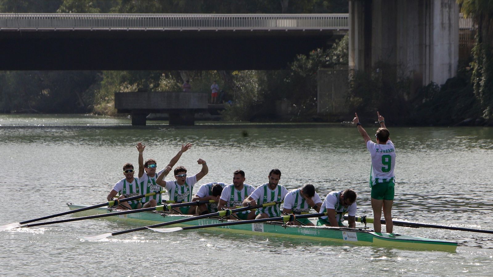 La tripulación verdiblanca celebra su épico triunfo.