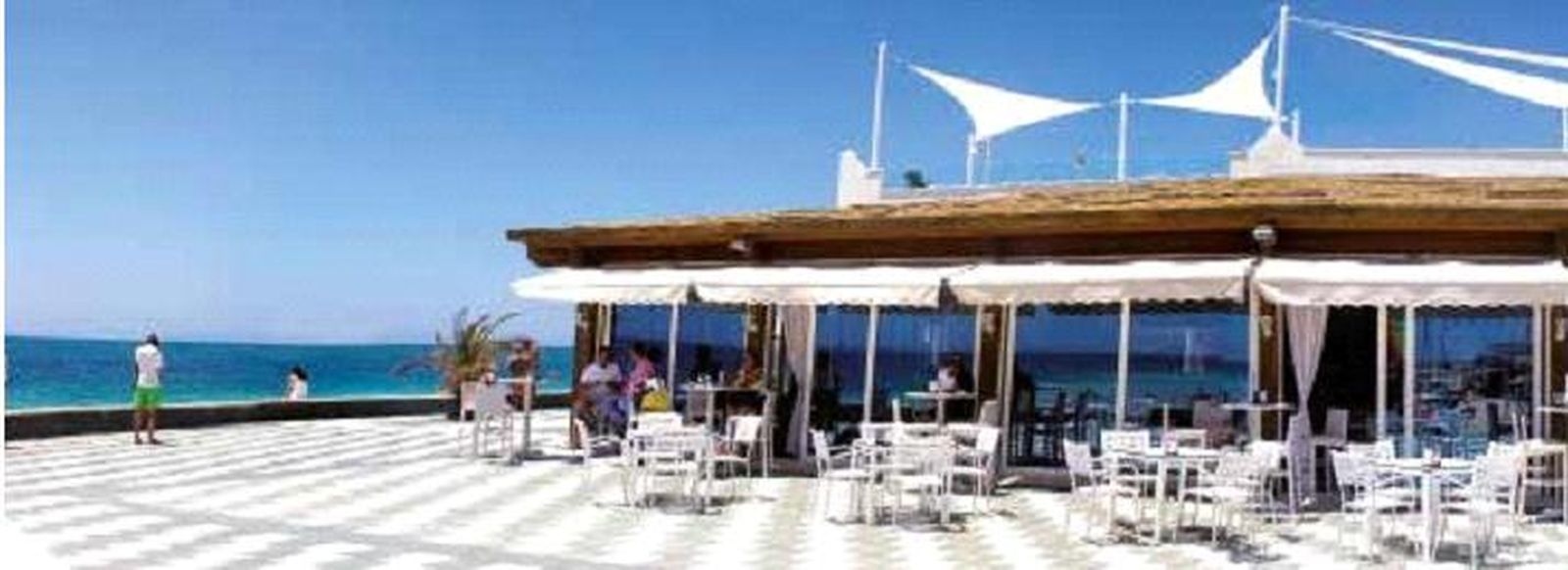 El restaurante La Gaviota ofrece unas preciosas vistas de la Bahía de Cádiz.