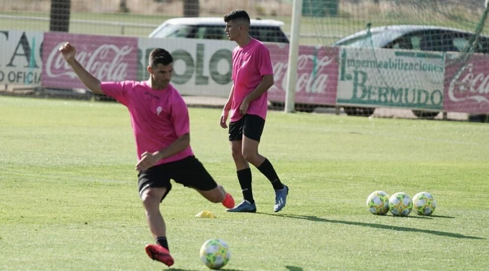 Willy golpea el balón en el primer entrenamiento del Córdoba CF, con Fran Gómez al fondo.