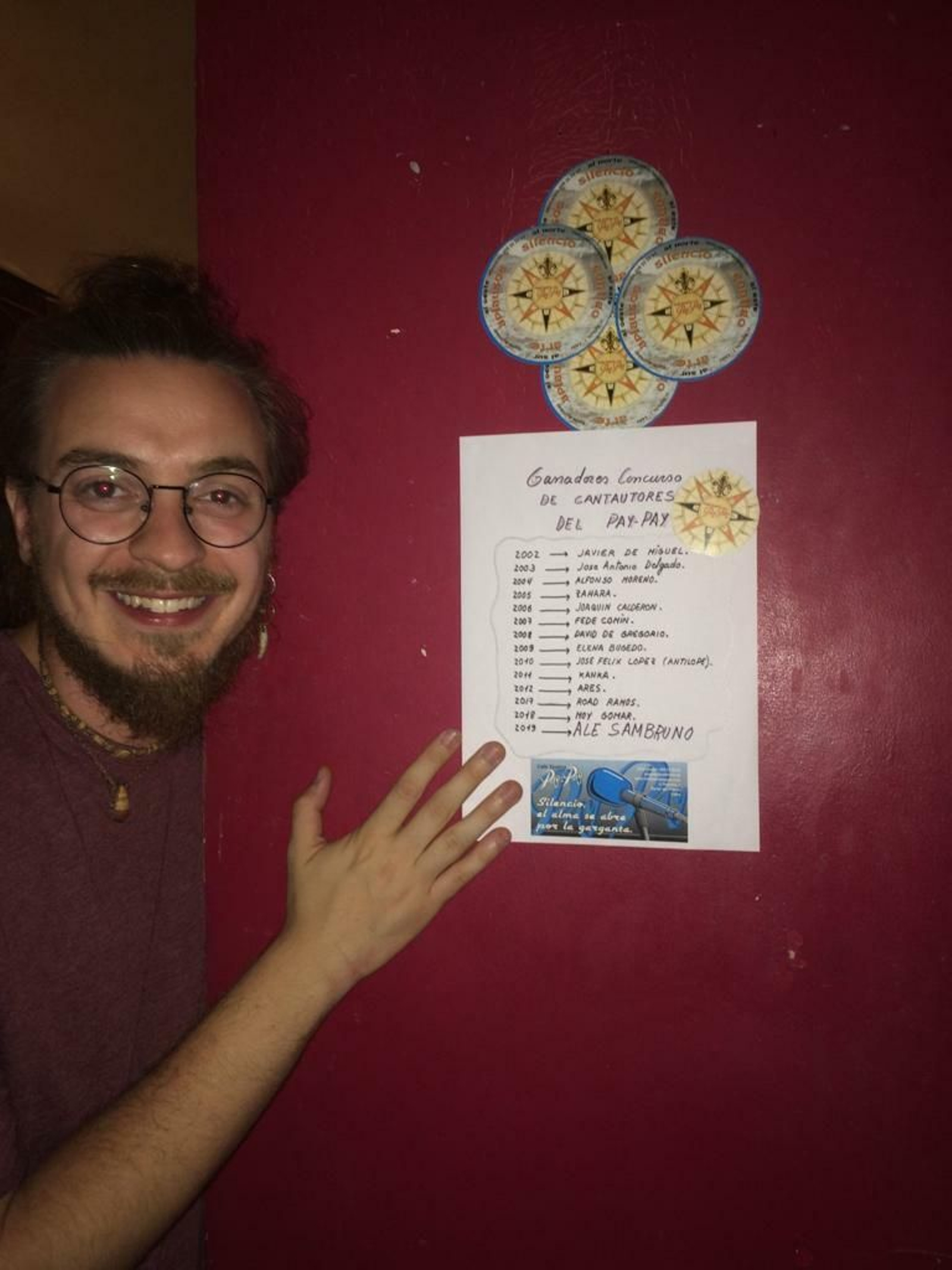 El músico gaditano Ale Sambruno junto a su nombre en la lista de ganadores.