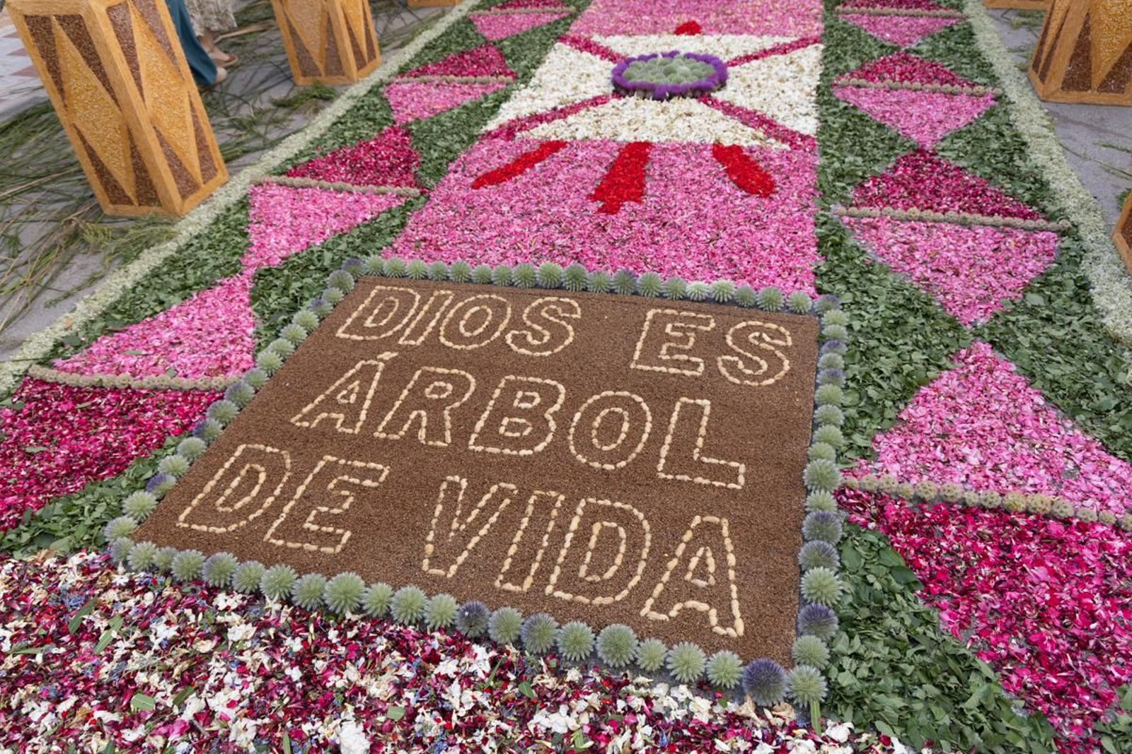 Los vecinos de Villardompardo exponen las obras de su Corpus un año más, en imágenes