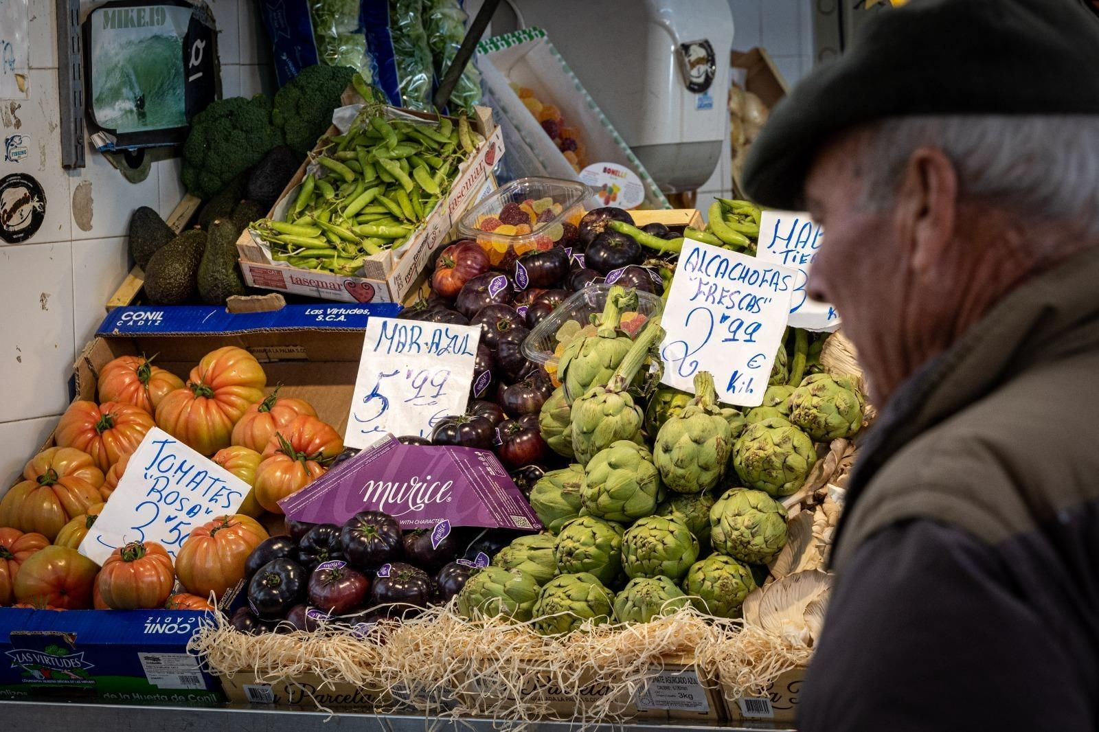 Una frutería en el mercado central de la capital gaditana.