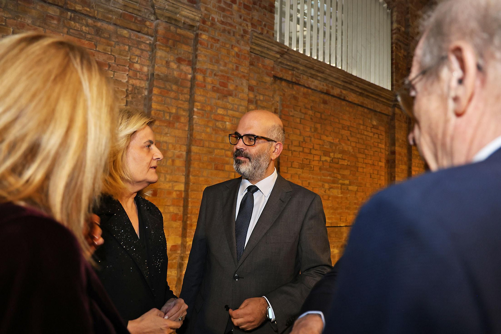 Imágenes de los invitados a la gala de los  37 premios Onubenses del Año