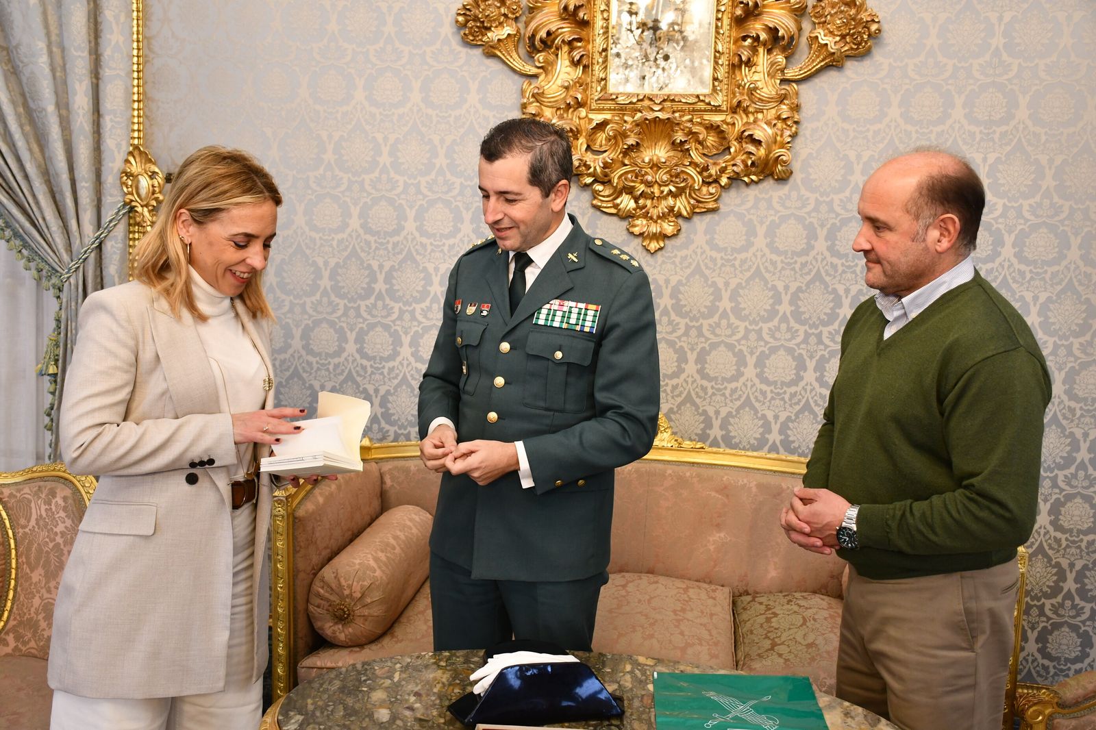 Almudena Martínez y Luis Martín Velasco, durante el encuentro.