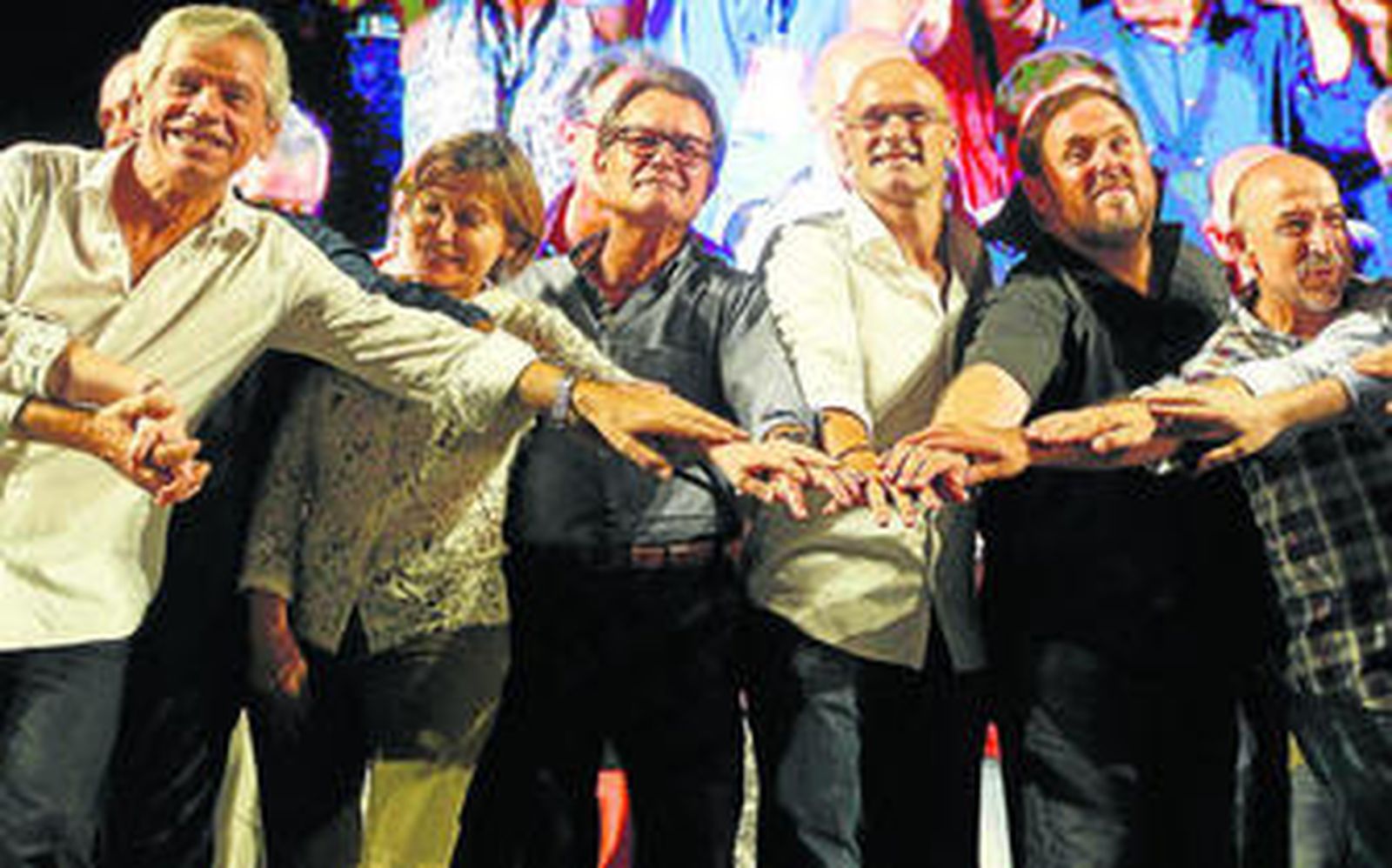 Los candidatos de Junts pel Sí Eduardo Reyes, Carmen Forcadell, Artur Mas, Raül Romeva, Oriol Junqueras y Germà Bel (izda. a dcha.), el viernes en Barcelona.