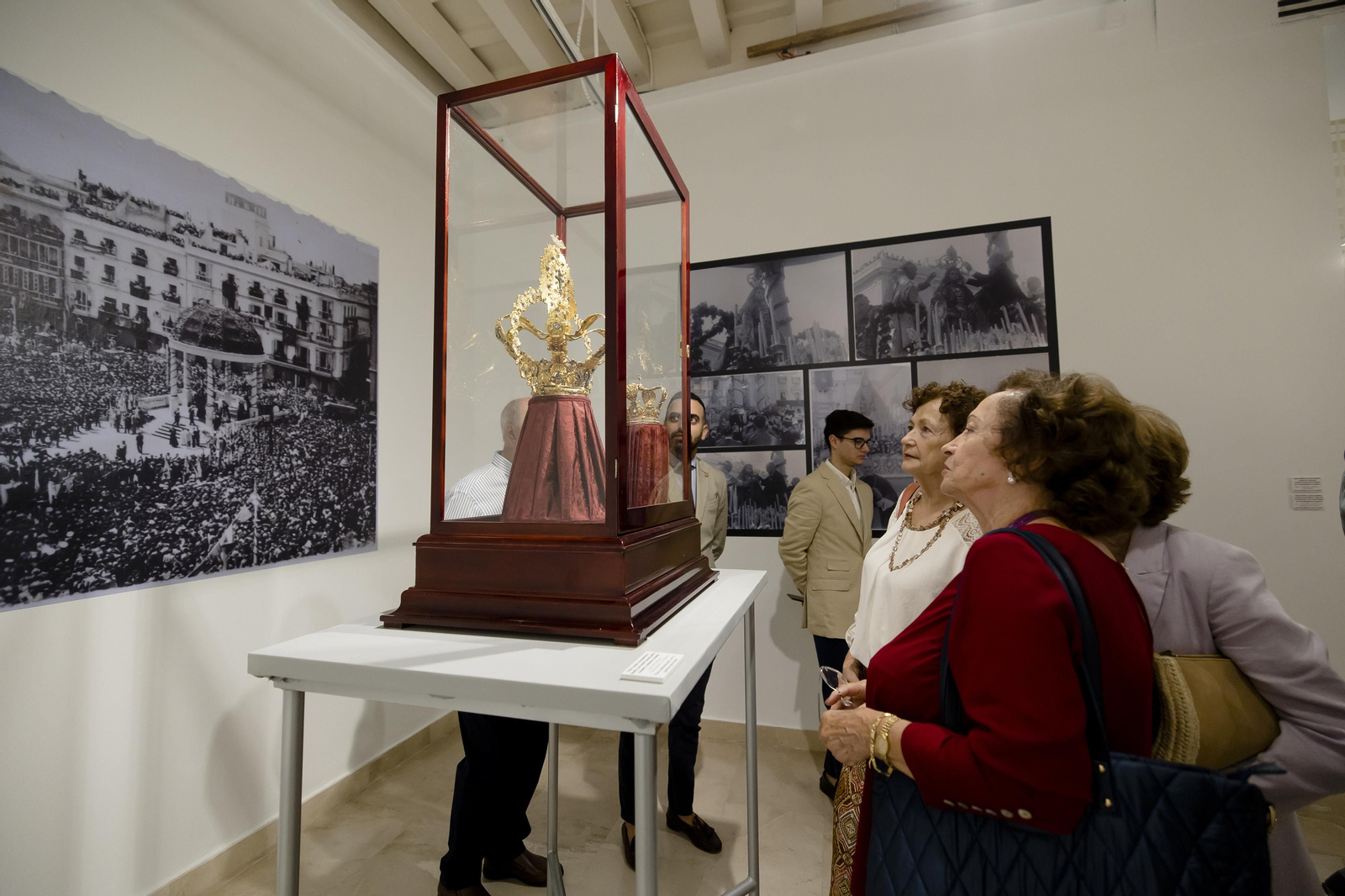 Inauguración de la exposición cofrade 'Rosario, por Cádiz coronada'.