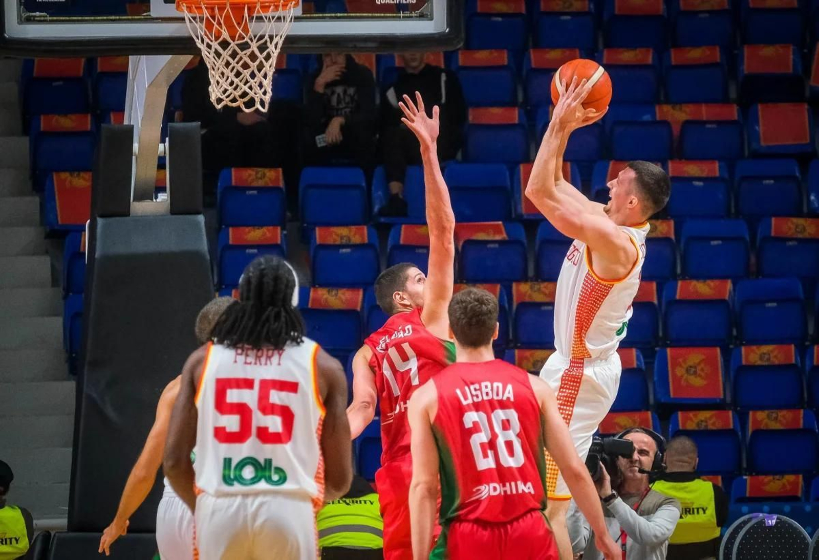 Kendrick Perry, minutada y desacertado en la derrota de Montenegro ante Portugal (62-83)