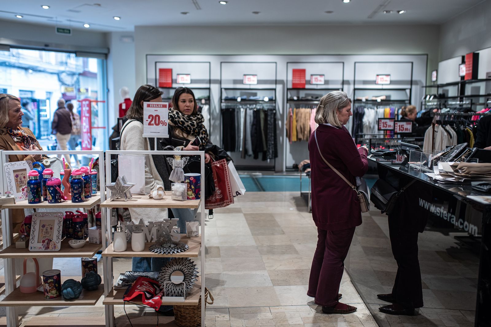Imágenes del primer día de rebajas en los comercios de Huelva