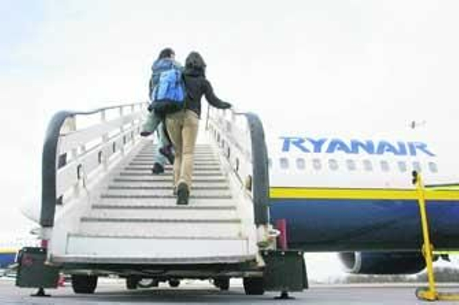 Una pareja sube las escalerillas para acceder a un avión de Ryanair. /Juan Carlos Toro